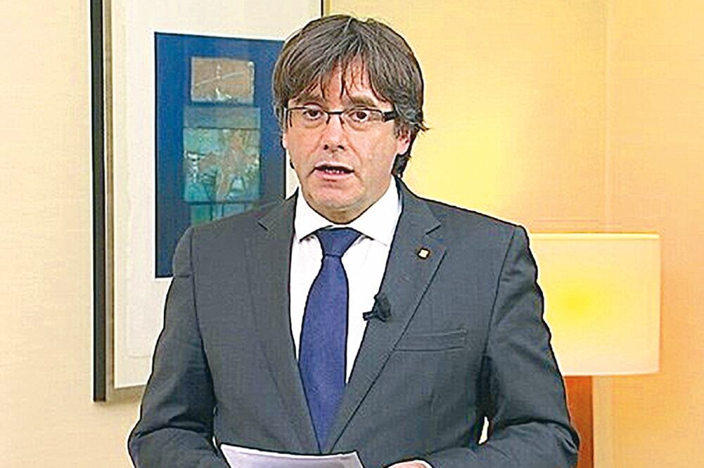 ELUSIVO. Carles Puigdemont debía declarar ayer en Madrid, pero no se presentó y mejor dio un mensaje en video (EFE)