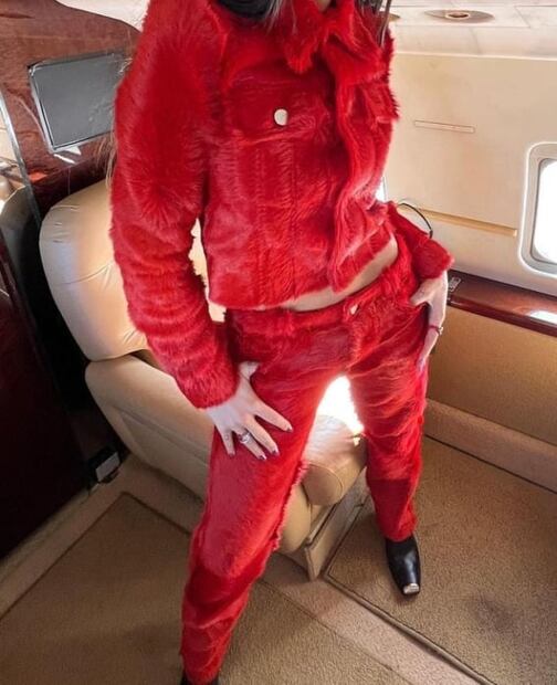 Enamórate del total look de peluche de Dua Lipa