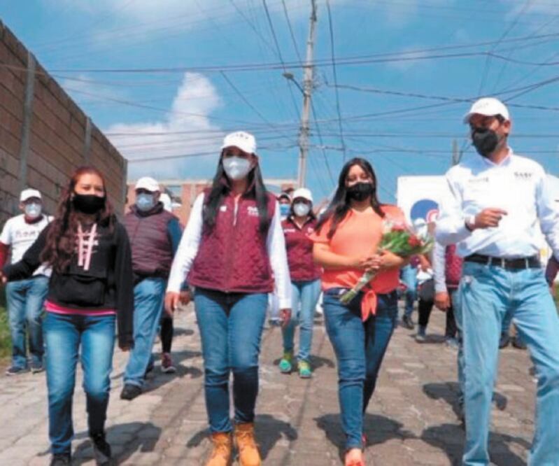 Gabriela Gamboa recorrió ayer calles de Santa María Magdalena Ocotitlán, con vecinos de la localidad. Foto: ESPECIAL