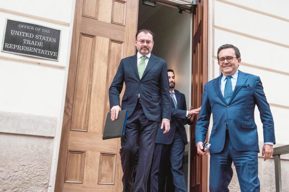 Luis Videgaray, secretario de Relaciones Exteriores, e Ildefonso Guajardo, titular de Economía, al salir de la oficina de la Representación Comercial de Estados Unidos, en Washington, tras una reunión para la renegociación del TLCAN. (ERIC BARADAT. AFP)