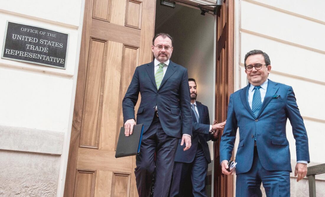 Luis Videgaray, secretario de Relaciones Exteriores, e Ildefonso Guajardo, titular de Economía, al salir de la oficina de la Representación Comercial de Estados Unidos, en Washington, tras una reunión para la renegociación del TLCAN. (ERIC BARADAT. AFP)