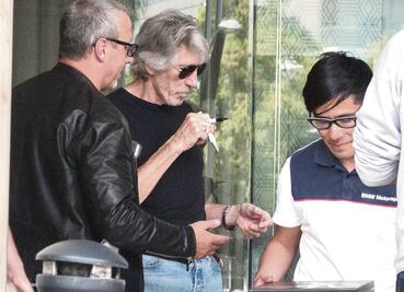 Roger Waters reparte dosis de autógrafos