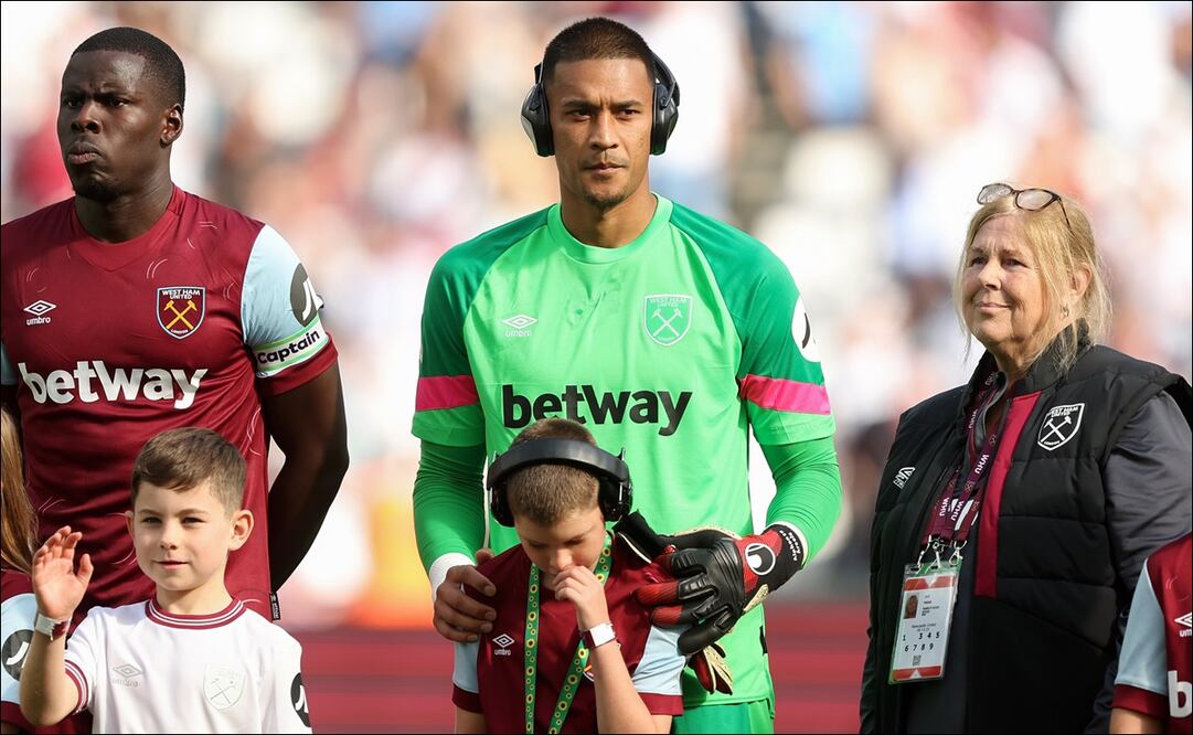 El emotivo gesto del arquero de West Ham al portar audífonos para apoyar a un niño con autismo / FOTO: @WestHam