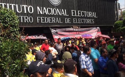 Maestros protestan en el INE