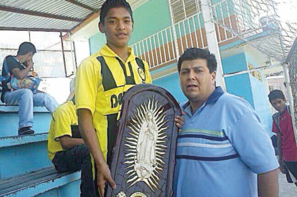 El joven futbolista aparece con un trofeo, en certamen Guadalupano (TOMADA DE FACEBOOK)