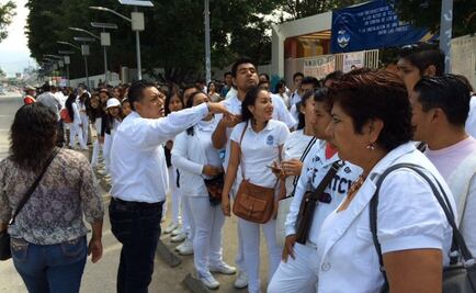 Realizan cadena humana en UABJO en apoyo a maestros