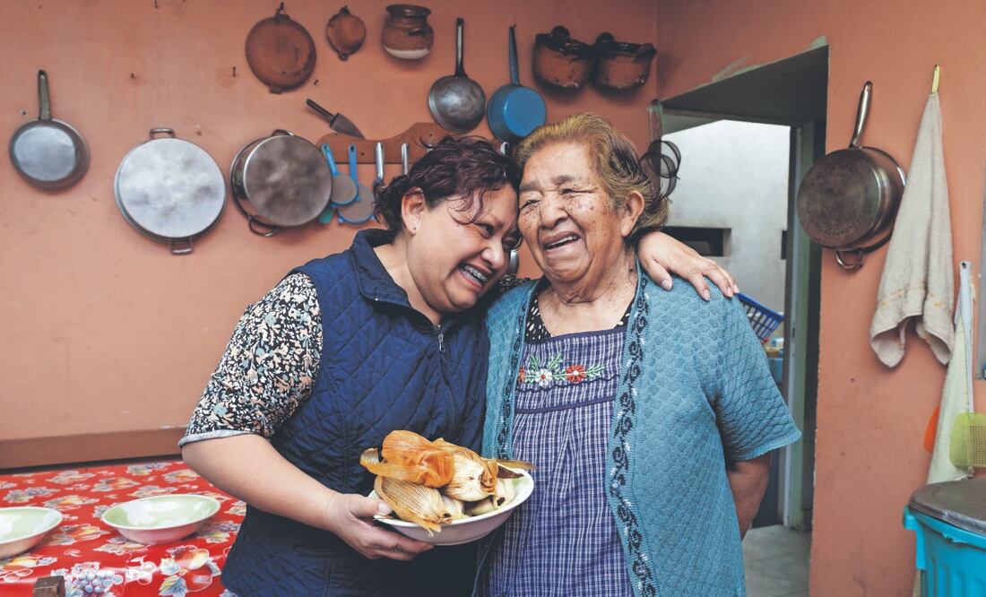 Patricia contó que su madre sacó adelante a su familia de la venta de tamales y ahora ella hace lo mismo con su hijo de 10 años; su producto ya es muy conocido en Milpa Alta por su sabor y sazón tradicional, heredado de su mamá, pero mejorado con los años. FOTOS: YARETZY M. OSNAYA. EL UNIVERSAL