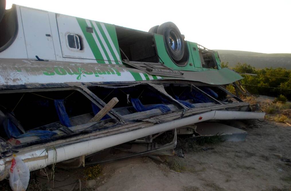 Los lesionados, algunos de gravedad, fueron llevados en ambulancias de la Cruz Roja a clínicas y Hospitales del IMSS de Monclova y Torreón Foto Especial