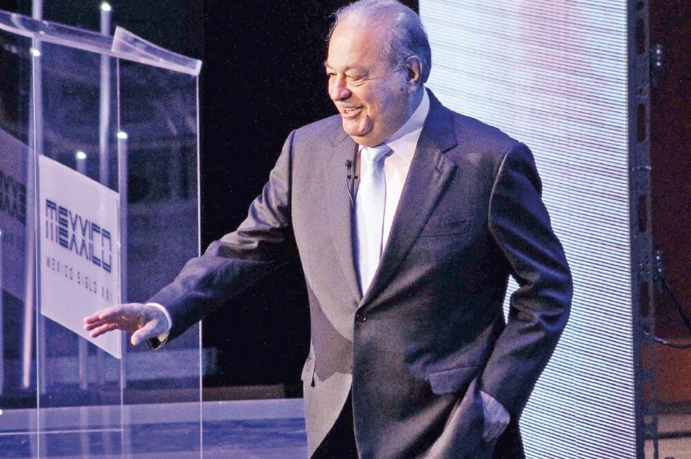 El empresario Carlos Slim Helú participó ayer en la conferencia México Siglo XXI, realizada en el Auditorio Nacional (ARIEL OJEDA. EL UNIVERSAL)