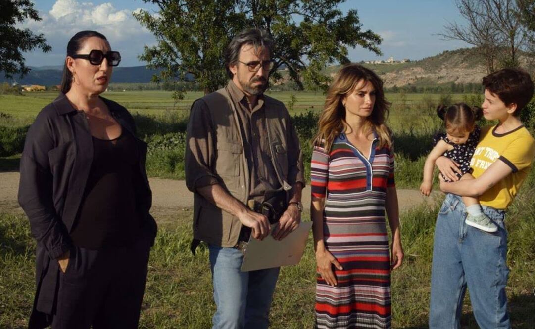 “Madres paralelas” cuenta la historia de Janis y Ana, dos mujeres de diferentes generaciones que coinciden en la habitación de un hospital donde van a dar a luz.