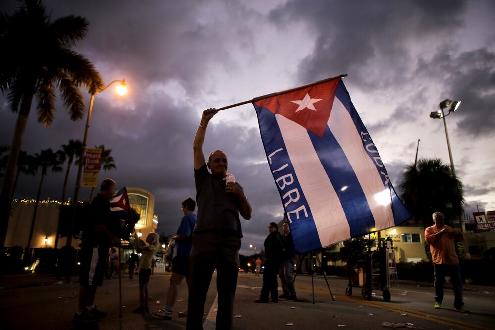 Agitando banderas, haciendo sonar las bocinas de sus carros y caminando al compás de cánticos de "¡Libertad, libertad!", una multitud de exiliados inundó las calles de Miami para celebrar el deceso de Fidel Castro (Foto: AP)