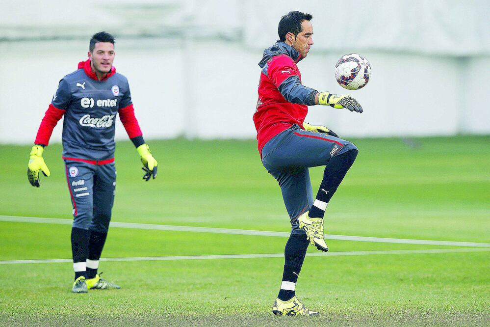 Claudio Bravo, portero de la escuadra chilena y del Barcelona, explica a sus compañeros cómo deben marcar a Messi (IVÁN ALVARADO / REUTERS)