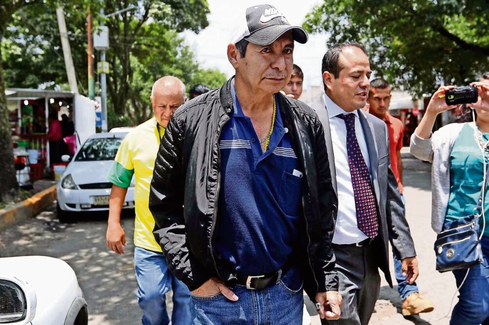Rubén Núñez, acompañado de su abogado Hugo Serafín, al salir del Reclusorio Sur donde compareció ante el juez Octavo de Distrito en Procesos Penales (FERNANDO RAMÍREZ. EL UNIVERSAL)