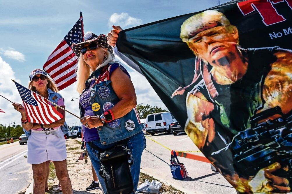 Partidarios del expresidente estadounidense Donald Trump, cerca del club en Mar-a-Lago Foto: Giorgio Viera/AFP