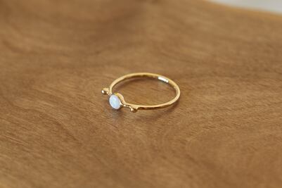 Crean joyas a partir de desechos electrónicos