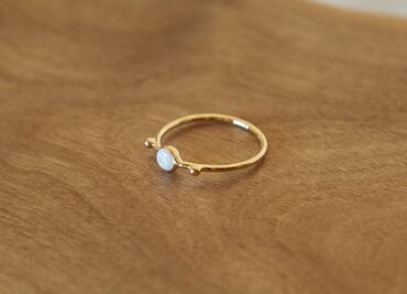 Crean joyas a partir de desechos electrónicos