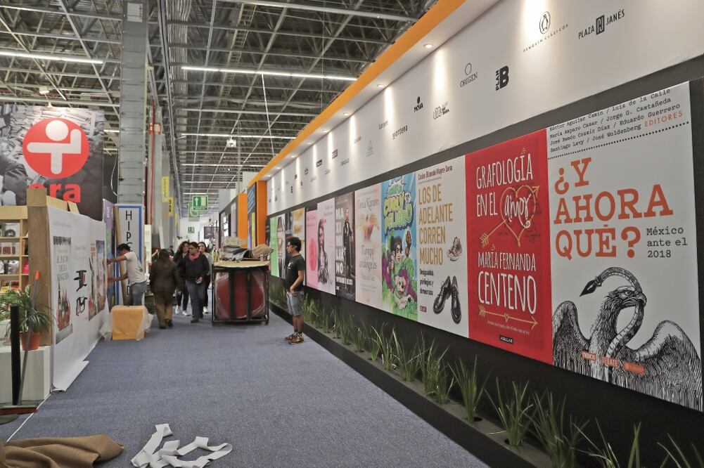 Ayer, los organizadores ultimaban los detalles de stands y pasillos para dar inicio al famoso encuentro librero en Guadalajara. (FOTOS: JUAN BOITES. EL UNIVERSAL)