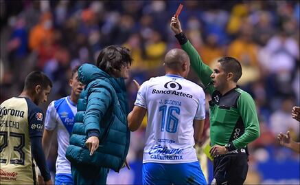 Santiago Solari recibe benévola sanción tras haber invadido la cancha para reclamar al árbitro