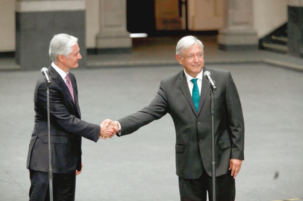 Alfredo del Mazo, gobernador del Estado de México, y Andrés Manuel López Obrador, presidente electo, se reunieron en Toluca, en donde se resaltó que en la próxima administración esta entidad recibirá la mayor inversión federal. Foto: JORGE ALVARADO. 