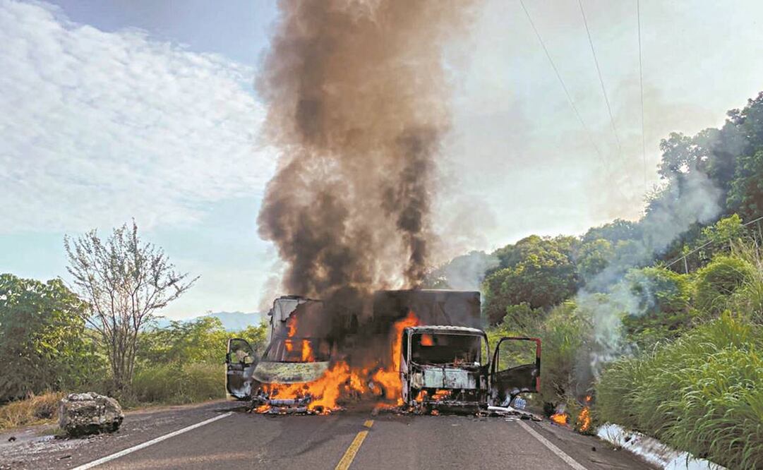 Grupos armados incendian camiones, ocasionan destrucción e instalan bloqueos sobre la carretera Apatzingán-Tepalcatepec, y protagonizan enfrentamientos armados en el municipio de Buenavista. Foto: ESPECIAL