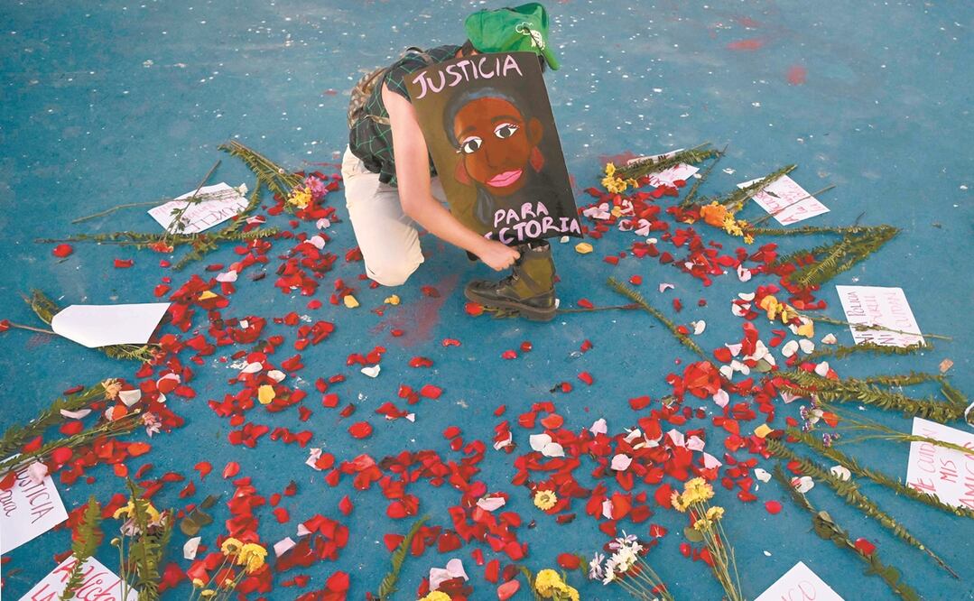 Una mujer monta una ofrenda para la migrante salvadoreña asesinada por policías en Tulum. Foto: MARVIN RECINOS. AFP