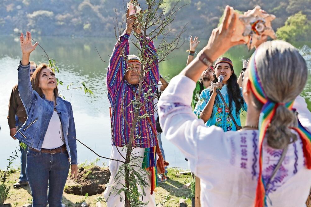 La aspirante del blanquiazul plantó un ahuehuete en las orillas de la presa, la cual es afectada por la contaminación. (CRISTOPHER ROGEL BLANQUET. EL UNIVERSAL)