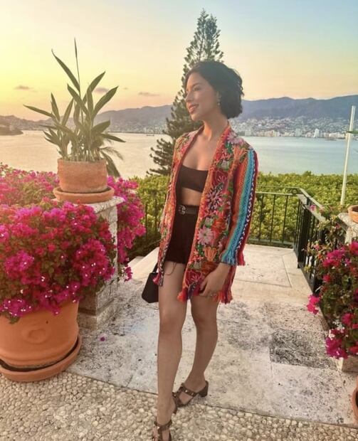 Short, top y saco bordado, el look de Ángela Aguilar en la playa