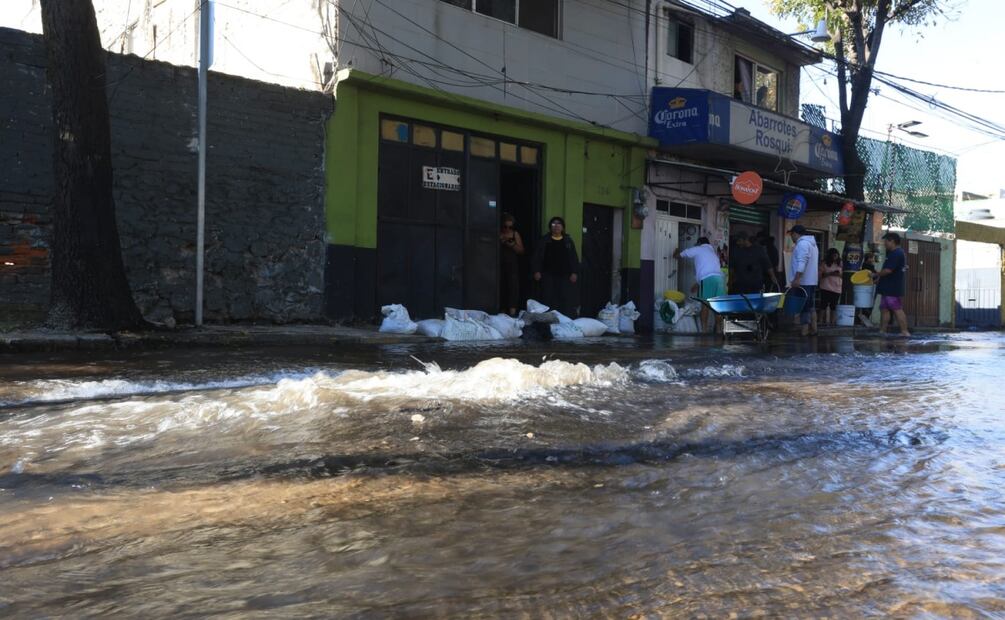 Una mega fuga de agua se registra en la colonia San Miguel Amantla de la alcaldía Azcapotzalco. Son las calles de Valeriano Trujano y calle 26 donde desde la madrugada de hoy el agua brota por una fractura del tubo de agua y que tiene anegado a por lo menos tres viviendas. Foto: Francisco Rodríguez