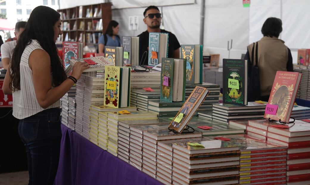 Asistentes al Gran remate  de libros y discos en el Monumento a la Revolución. Foto: Carlos Mejía/El Universal.
