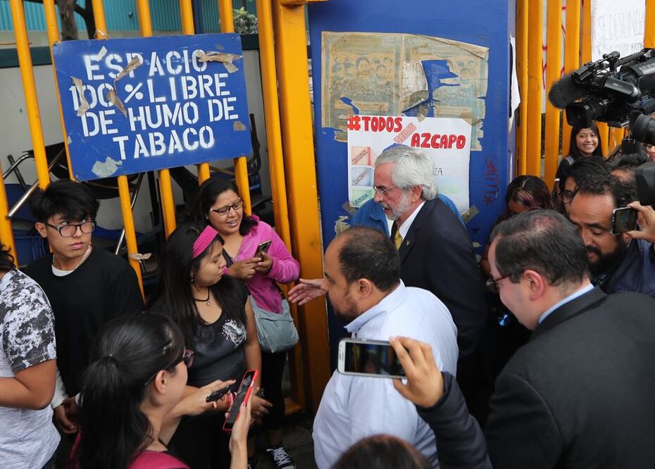 El rector de la UNAM, Enrique Graue a su llegada a las instalaciones del CCH Azcapotzalco (VALENTE ROSAS. EL UNIVERSAL)