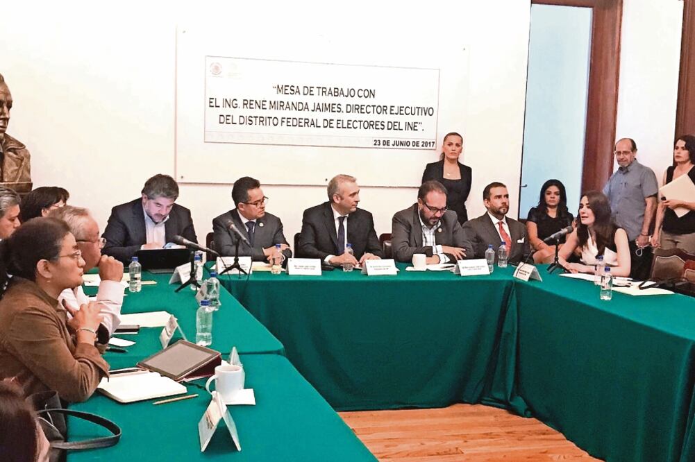 Durante una mesa de trabajo con autoridades del INE, legisladores locales dijeron que es urgente revisar cómo se van a organizar los comicios de 2018 en la Ciudad de México en función de la nueva distritación. (ASABLEA LEGISLATIVA DE CDMX)