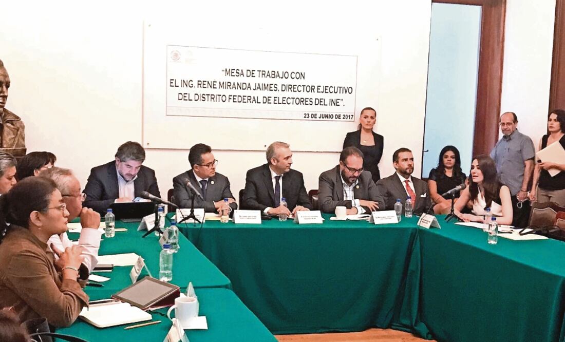 Durante una mesa de trabajo con autoridades del INE, legisladores locales dijeron que es urgente revisar cómo se van a organizar los comicios de 2018 en la Ciudad de México en función de la nueva distritación. (ASABLEA LEGISLATIVA DE CDMX)