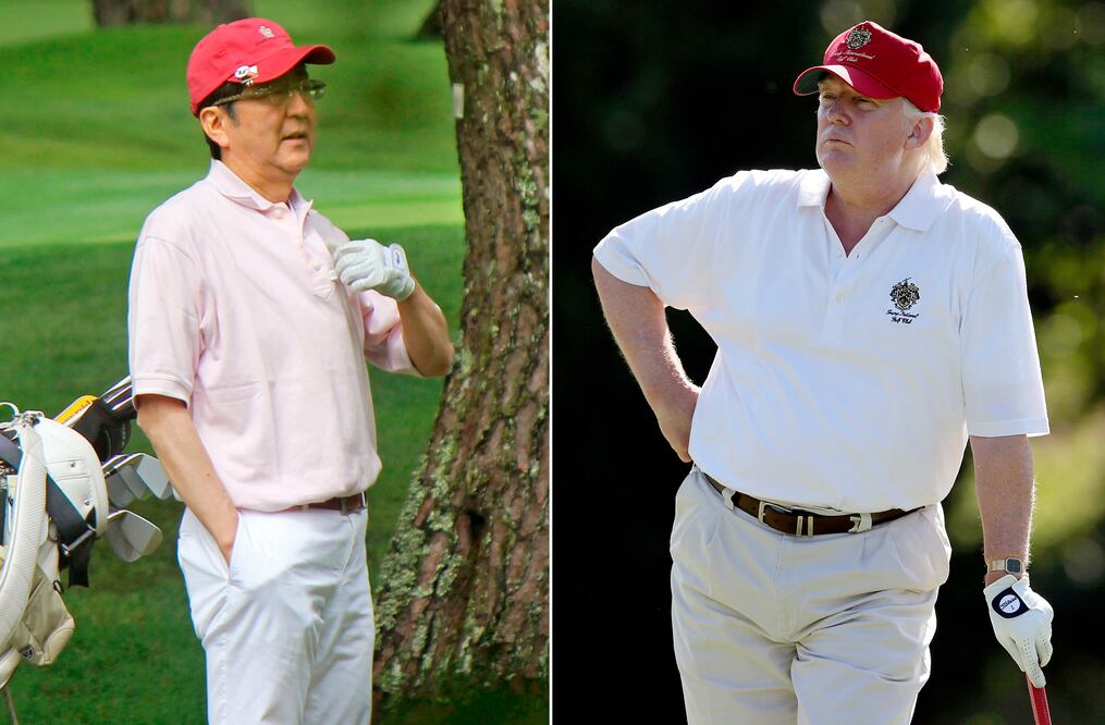 Foto de archivo que muestra a Donald Trump, a la derecha, durante un torneo de golf en Maryland en 2012 y al primer ministro japonés Shinzo Abe, izquierda, jugando en Yamanakako, en 2016 (Foto: AP)