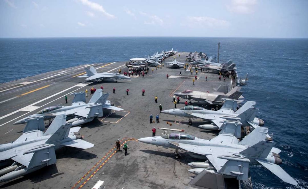 Fotografía cedida por el Comando Central de Estados Unidos (Centcom) que muestra marinos estadounidenses trabajando en la cubierta de vuelo del portaaviones USS George Washington (CVN 73) este jueves, mientras navega por el mar Arábigo. El portaaviones USS George Washington y su grupo de ataque ya se encuentran en Oriente Medio para relevar al USS Abraham Lincoln tras un despliegue de más de seis meses. Foto: EFE