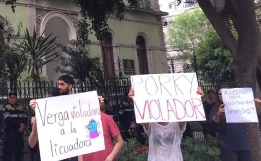 Photo: Protesters outside Veracruz representation in Mexico City – Photo: @NoEsNoMX