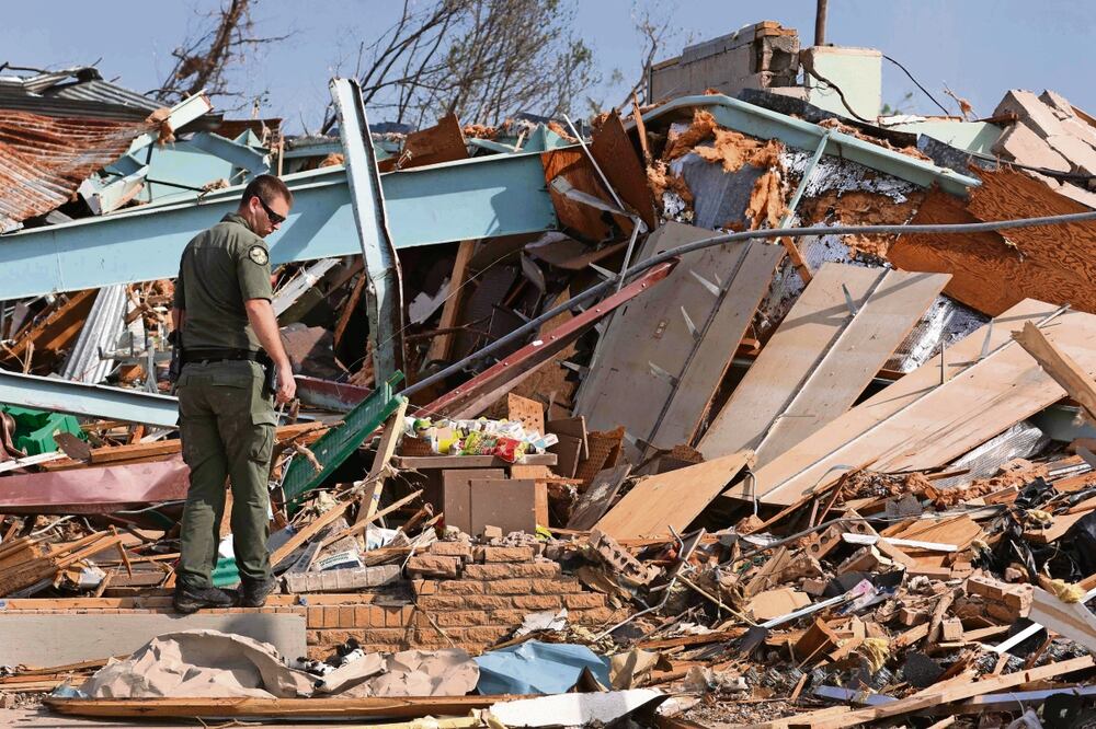 Los miembros del equipo de rescate continúan buscando víctimas del tornado que el viernes por la noche azotó el pueblo de Rolling Fork, Mississippi y otras comunidades cercanas. Foto: Scott Olson / AFP