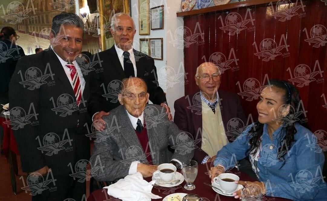 En distintas ocasiones sale a comer a restaurantes. De izquierda a derecha: un amigo; el expresidente Echeverría, Jorge Nuño Jiménez, secretario particular (de pie); Mauro Jiménez Lazcano, colaborador; y una amiga