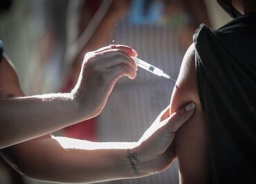 Vacunas antiCovid combaten a ómicron y a las demás variantes, confirma estudio