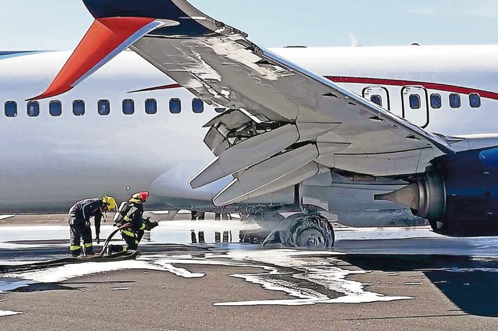 Percance. Personal del aeropuerto controla el humo que se suscitó en el tren de aterrizaje del Boeing 737-800. (TOMADA DE TWITTER)