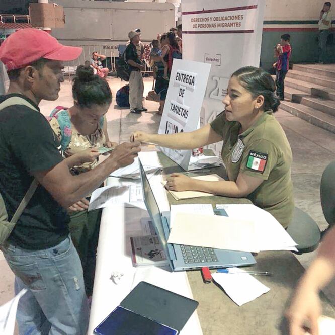 La credencial otorgada a los centroamericanos tiene vigencia de un año con opción de renovación; con ella pueden trabajar y transitar por México. FOTOS: ESPECIALES Y ROSELIA CHACA