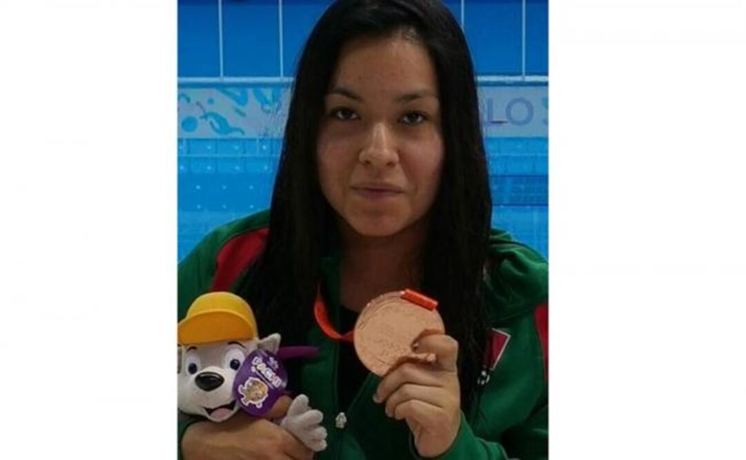 Hernández and her medal. (Photo: Courtesy CONADE)
