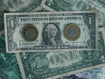 Dólar cierra la semana en 19.47 pesos al mayoreo; mercados accionarios también cierran al alza