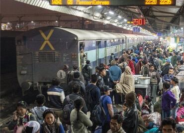 Patrulla de la decencia: Nueva Delhi despliega a policía para evitar besos en el metro