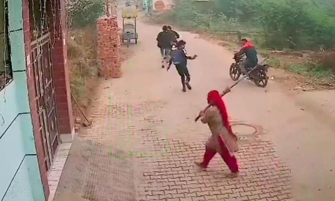 Una mujer vio cómo delincuentes atacaban a un vecino y corrió por su escoba, en India. FOTO: CAPTURA