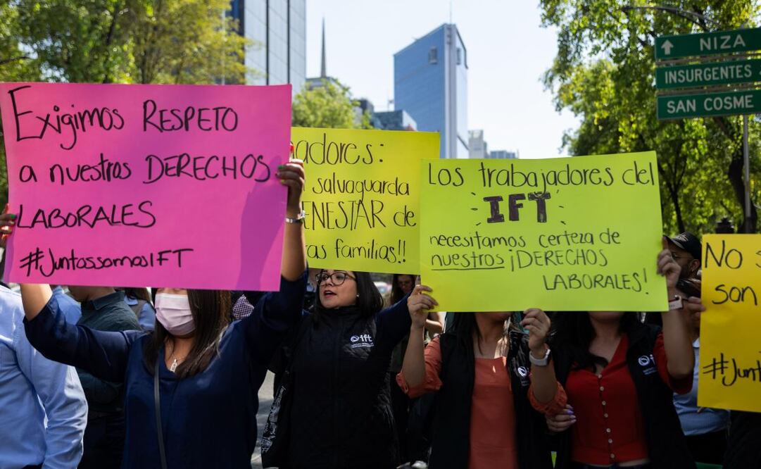 Ante extinción del IFT, trabajadores protestan en el Senado; acusan que no hay mesas de diálogo para una transición. Foto: Hugo Salvador/EL UNIVERSAL