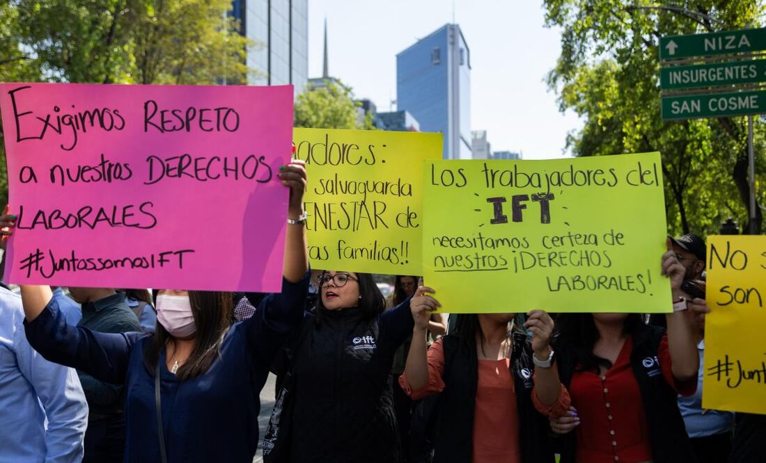 Ante extinción del IFT, trabajadores protestan en el Senado; acusan que no hay mesas de diálogo para una transición. Foto: Hugo Salvador/EL UNIVERSAL