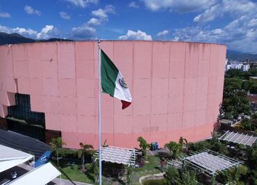 Normalistas de Ayotzinapa protestan en el Congreso de Guerrero; exigen renuncia de fiscala