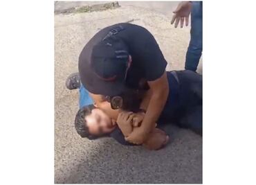 "No me ahorques" Agentes poblanos someten violentamente a ciudadano "por error"; son separados de sus funciones e investigados