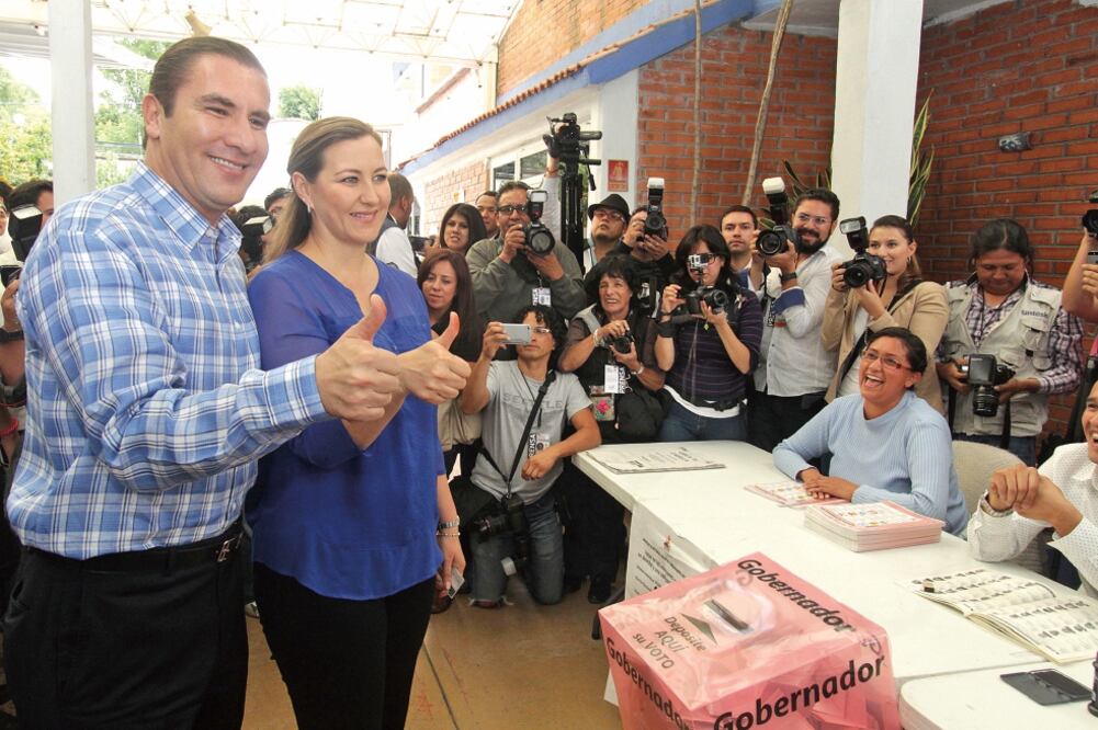 Alrededor de las 2:00 de la tarde, el gobernador Rafael Moreno Valle llegó al Liceo Serdán, en compañía de su esposa, para emitir su sufragio (OMAR CONTRERAS. EL UNIVERSAL)