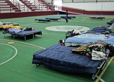 Continuarán familias en albergue de Contreras